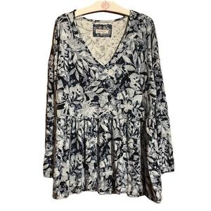 •CUPIO•BLUE FLORAL PEPLUM V-NECK LONG SLLEVE VISCOSE/SPANDEX BLOUSE. SIZE LARGE